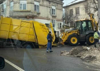 Șoc în Galați: Mașină de salubritate s-a scufundat într-o groapă uriașă pe Strada Brăilei