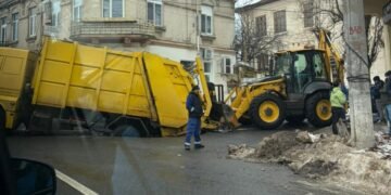 Șoc în Galați: Mașină de salubritate s-a scufundat într-o groapă uriașă pe Strada Brăilei