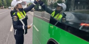 Un autobuz cu 60 pasageri a fost depistat in trafic fara ITP si RCA