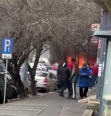 O femeie si-a pierdut viata in Bucuresti dupa ce o masina electrica a luat foc