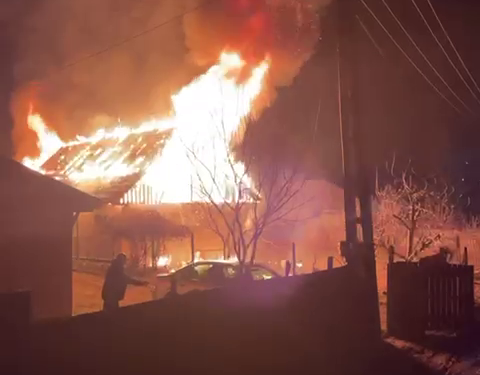 Doi pompieri ieseni aflati in concendiu au intervenit pentru stingerea unui incendiu in Raducaneni