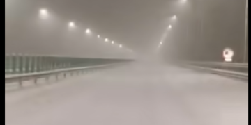 Haos în Vrancea! Mașini blocate în zăpadă, drumuri închise și trafic deviat pe E85