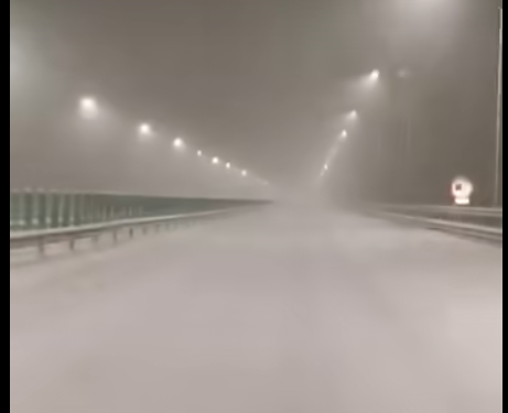 Haos în Vrancea! Mașini blocate în zăpadă, drumuri închise și trafic deviat pe E85