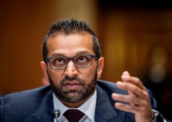 Hackerii au spart e-mailul personal al directorului FBI și au publicat fotografiile acestuia