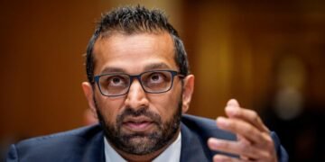 Hackerii au spart e-mailul personal al directorului FBI și au publicat fotografiile acestuia