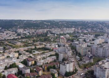 NEBUNIE în Dacia, Iași: Locatarii din 15 blocuri se bat pe un singur loc de parcare la bordură