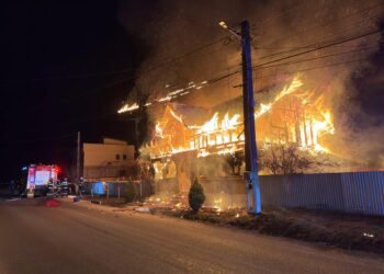 Incendiu violent la o casă de locuit în comuna Mănăstirea Cașin,