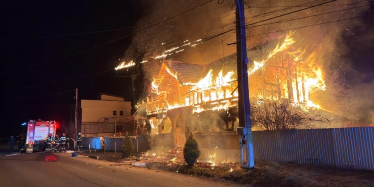 Incendiu violent la o casă de locuit în comuna Mănăstirea Cașin,