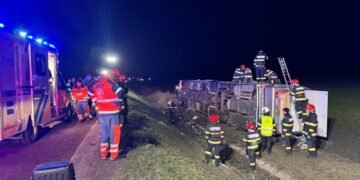 Grav accident la limita judetelor Galati si Vaslui dupa ce un autocar cu pasageri s-a rasturnat
