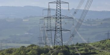 Lucrări de reparaţie la linia electrică Isaccea-Vulcăneşti prin care Republica Moldova importă curent