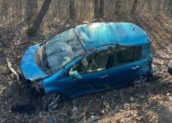 Mașină distrusă la poalele Pădurii Cetățuia. Accident produs în zori, fără victime