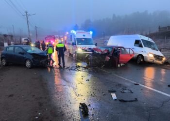 FOTO-Accident la Ruginoasa: Două mașini implicate, trafic blocat pe ambele sensuri