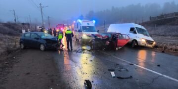 FOTO-Accident la Ruginoasa: Două mașini implicate, trafic blocat pe ambele sensuri