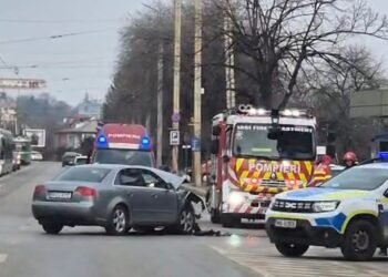Ciocnire violentă între două autouturisme pe Bvd. Anastasie Panu din Iași