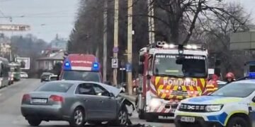 Ciocnire violentă între două autouturisme pe Bvd. Anastasie Panu din Iași