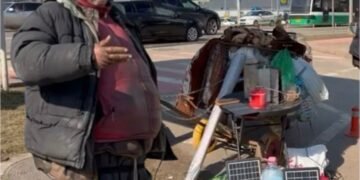 VIDEO: Lecție de ingeniozitate în Nicolina: un om al străzii și-a construit singur o instalație solară din panouri aruncate