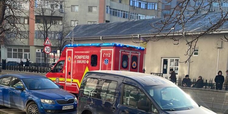 Alertă în cartierul Dacia din Iași! Bătrân înjunghiat în curtea bisericii
