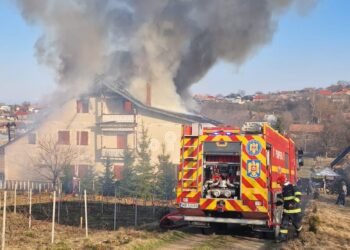 Bacău | Momente de panică în comuna Poduri după ce o locuință a luat foc