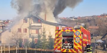 Bacău | Momente de panică în comuna Poduri după ce o locuință a luat foc