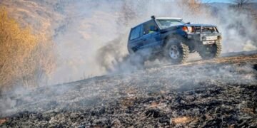 Incendiu de vegetație pe 15 hectare la Grințieș: intervenție de 5 ore a pompierilor. Un bărbat a ajuns la spital cu arsuri