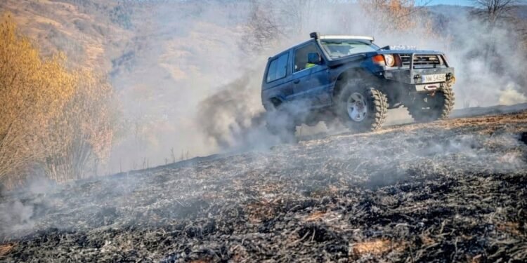 Incendiu de vegetație pe 15 hectare la Grințieș: intervenție de 5 ore a pompierilor. Un bărbat a ajuns la spital cu arsuri