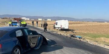 Accident între un autoturism și un microbuz pe drumul dintre Marginea și Rădăuți. Trafic blocat în zonă