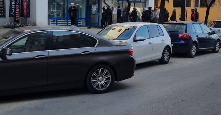 Cozi și nervi la plata impozitelor: românii se grăbesc să prindă reducerea de 10%