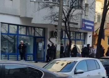 Cozi și nervi la plata impozitelor: românii se grăbesc să prindă reducerea de 10%