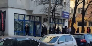 Cozi și nervi la plata impozitelor: românii se grăbesc să prindă reducerea de 10%