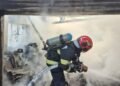 Incendiu puternic la o locuință din Pârcovaci, județul Iași. Pompierii au prevenit o explozie