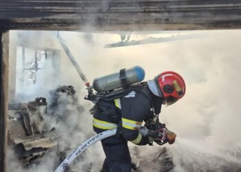 Incendiu puternic la o locuință din Pârcovaci, județul Iași. Pompierii au prevenit o explozie