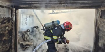 Incendiu puternic la o locuință din Pârcovaci, județul Iași. Pompierii au prevenit o explozie