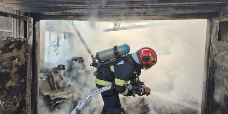 Incendiu puternic la o locuință din Pârcovaci, județul Iași. Pompierii au prevenit o explozie