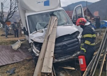 Accident rutier în comuna Grințieș, județul Neamț. Un bărbat transportat la spital după ce a lovit un gard