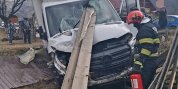 Accident rutier în comuna Grințieș, județul Neamț. Un bărbat transportat la spital după ce a lovit un gard