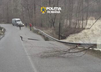 Trafic restricționat pe DJ 205D, în Vrancea, după o alunecare de teren