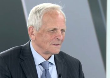Stolojan revine pe ecrane și ne explică economia: doar unii români suferă, ceilalți au posibilități