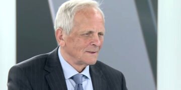 Stolojan revine pe ecrane și ne explică economia: doar unii români suferă, ceilalți au posibilități