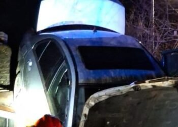 Accident incredibil în Prahova: o mașină a „aterizat” pe acoperișul unei case