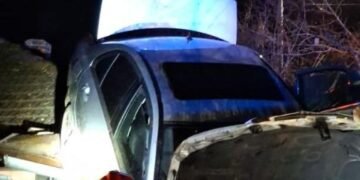 Accident incredibil în Prahova: o mașină a „aterizat” pe acoperișul unei case