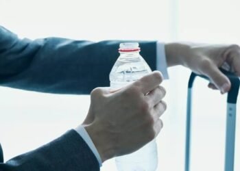 Apă gratuită în instituții și spații publice în România: proiectul adoptat tacit de Senat și ce prevede