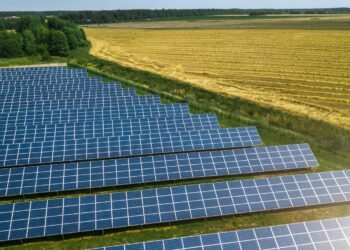 România, printre liderii europeni la energia solară produsă de prosumatori — dar banii pentru energia livrată se primesc abia după doi ani