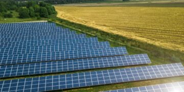 România, printre liderii europeni la energia solară produsă de prosumatori — dar banii pentru energia livrată se primesc abia după doi ani