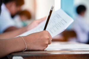 Evaluarea Națională 2027 vine cu reguli noi. Elevii prinși cu fraudă vor fi eliminați din întregul examen