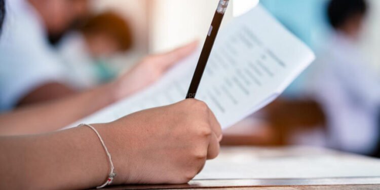 Aproape 12 mii de elevi au absentat de la prima probă a simulării pentru evaluarea națională