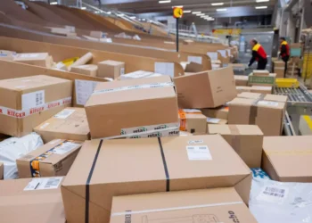 Lovitură pentru cumpărători: UE introduce comision pentru coletele din afara spațiului comunitar