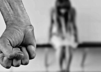 Agent de poliție reținut pentru trafic de minori și proxenetism: 400.000 lei și sute de mii de franci elvețieni ridicați de DIICOT Pitești