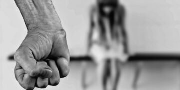 Agent de poliție reținut pentru trafic de minori și proxenetism: 400.000 lei și sute de mii de franci elvețieni ridicați de DIICOT Pitești