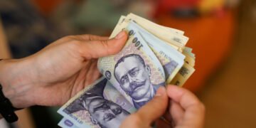 Ministrul Muncii a anunțat când intră pensiile în luna aprilie. Cu câte zile înainte de Paște?