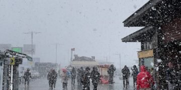 Vreme rea în toată țara: ploi abundente, vânt puternic și ninsori la munte. Temperaturile scad semnificativ